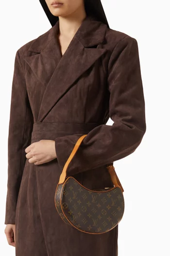 حقيبة هوبو ام ام بتصميم مقوس قنب بنقشة شعار الماركة