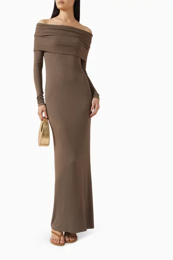 فستان بفتحة رقبة بأكتاف مكشوفة حرير مضلع وانسيابي