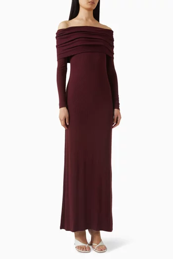 فستان بفتحة رقبة بأكتاف مكشوفة حرير مضلع وانسيابي