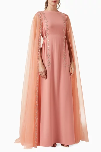 فستان مزين بتطريزات وأكمام بنمط كاب