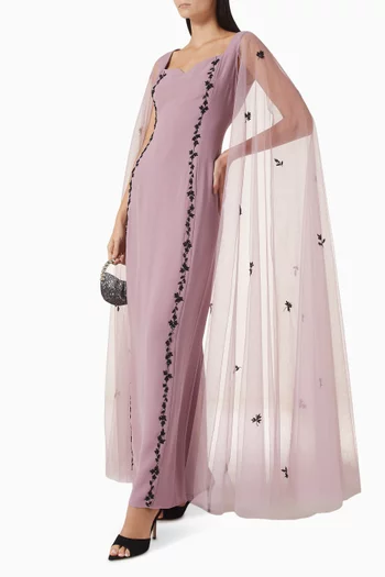 فستان مزين بتطريزات وأكمام بنمط كاب