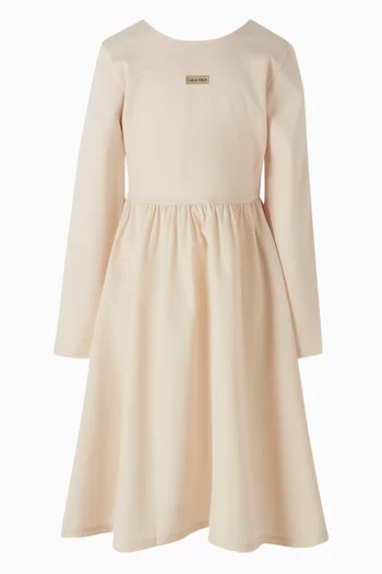 فستان بأكمام طويلة واسع