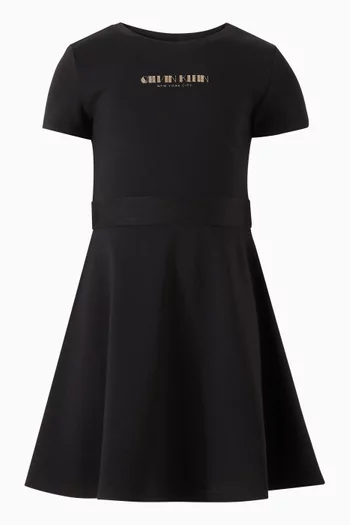 فستان بقصة ضيقة من أعلى وواسعة من أسفل