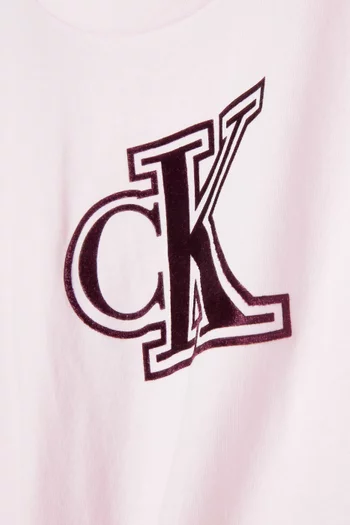 تي شيرت بشعار الماركة وقصة مربعة قطن