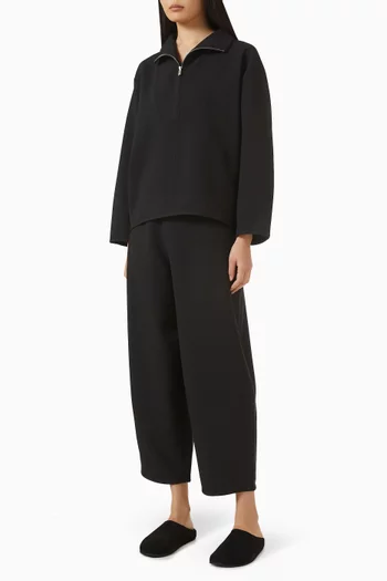 بلوزة بياقة عالية وسحّاب