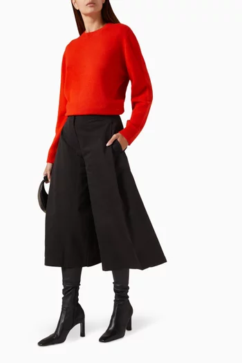 سترة منسوجة بفتحة رقبة مستديرة