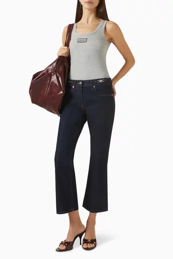 بنطال جينز بقصة واسعة وحلي بشعار الماركة دينم