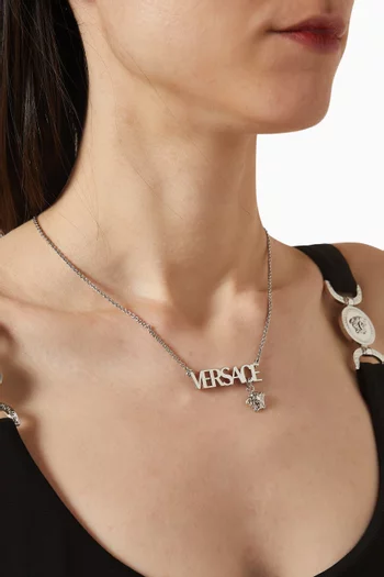 قلادة بشعار الماركة معدن