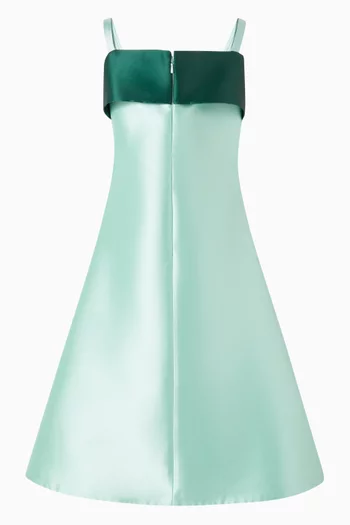 فستان طويل وقصة على شكل حرف A