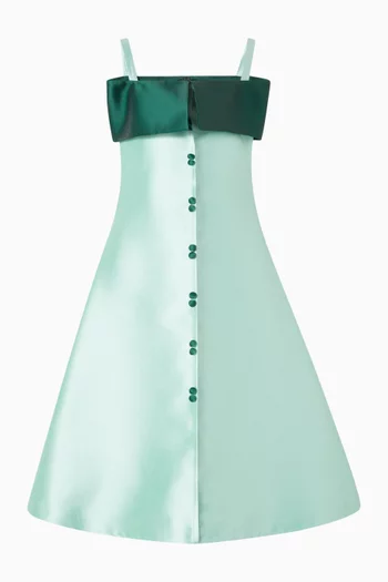 فستان طويل وقصة على شكل حرف A