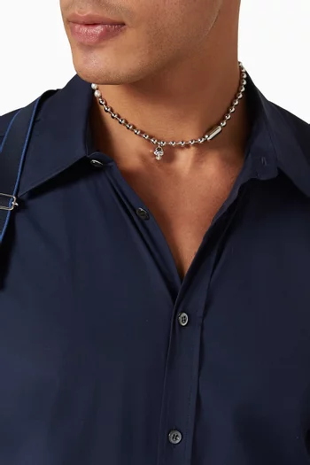 قلادة بلؤلؤ وحلية جمجمة نحاس