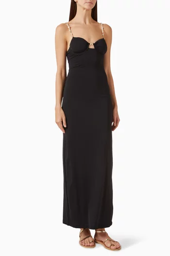 فستان طويل مطرز باللؤلؤ والصدف