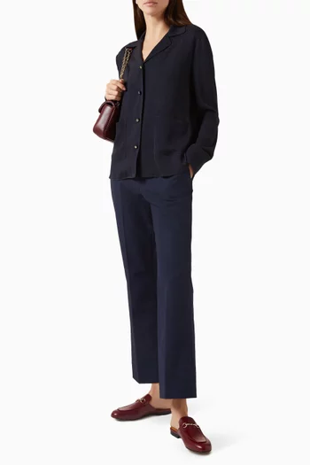 قميص بفتحة رقبة على شكل حرف V‏