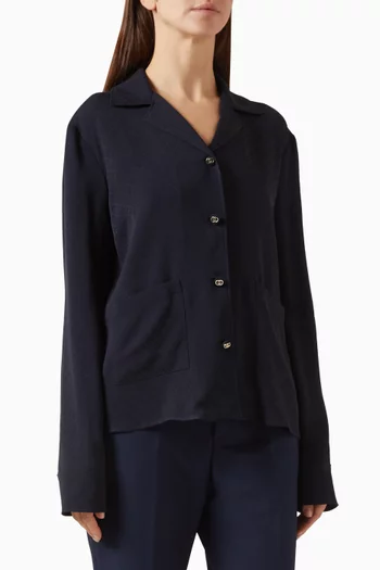 قميص بفتحة رقبة على شكل حرف V‏