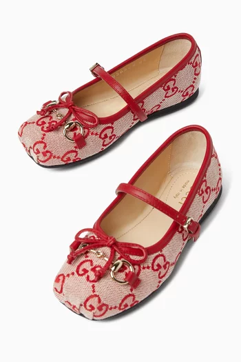 حذاء باليرينا بكعب مسطح وحلية لجام حصان قنب بشعار حرفي GG‏ وجلد