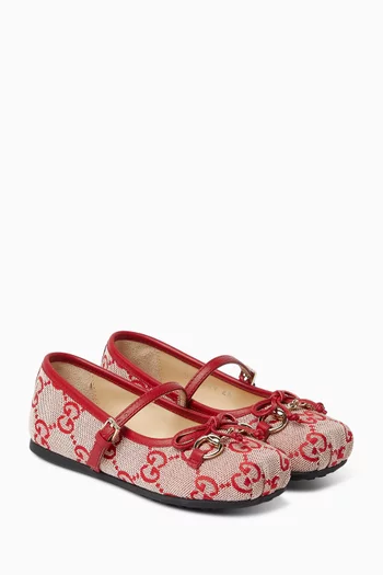 حذاء باليرينا بكعب مسطح وحلية لجام حصان قنب بشعار حرفي GG‏ وجلد