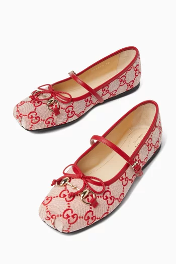 حذاء باليرينا بكعب مسطح وحلية لجام حصان قنب بشعار حرفي GG‏ وجلد