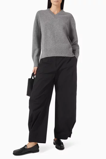 سترة منسوجة بفتحة رقبة على شكل حرف V‏