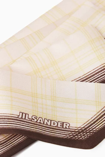 وشاح بنقشة مربعات وشعار الماركة حرير