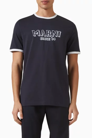 تي شيرت بشعار الماركة قطن