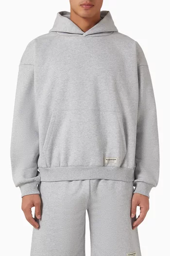 كنزة بغطاء رأس فضفاضة وشعار الماركة قطن