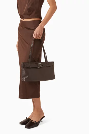 حقيبة مستطيلة مزينة بحزام جلد