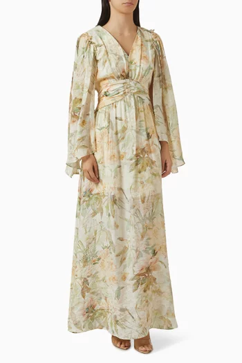 فستان بفتحة رقبة على شكل حرف V ونقشة زهور