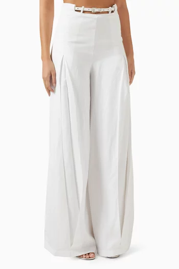 بنطال بقصة ساق واسعة وحزام رفيع