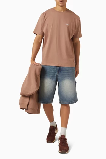 تي شيرت بشعار الماركة بخط يدوي صغير قطن