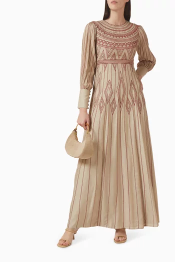 فستان طويل مزين بتطريزات