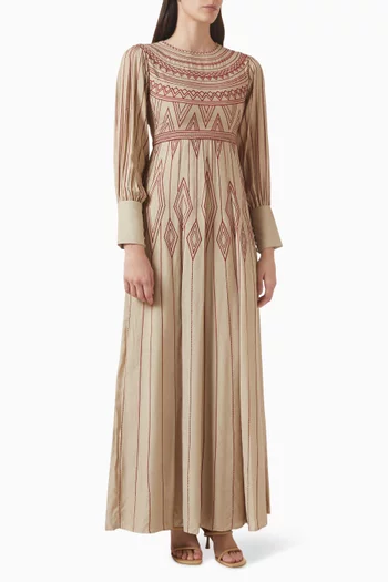 فستان طويل مزين بتطريزات