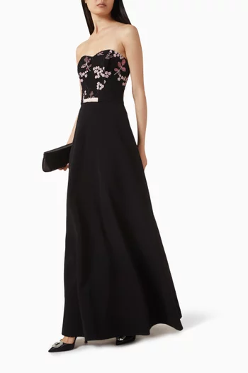 فستان سهرة بلا حمالات مزين بتطريزات كريب