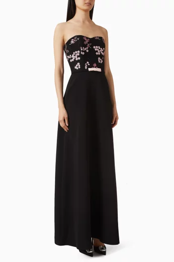 فستان سهرة بلا حمالات مزين بتطريزات كريب