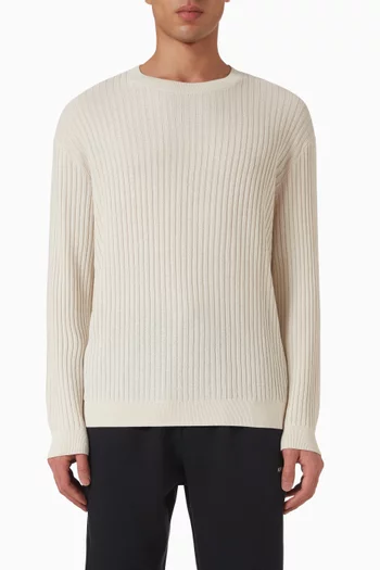 سترة بفتحة رقبة مستديرة