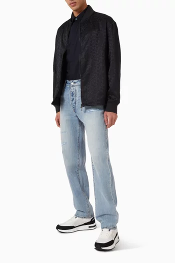 جاكيت بسحّاب مزين بالكامل بنقشة شعار الماركة