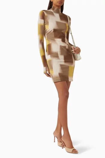 فستان قصير مزين بنقشة