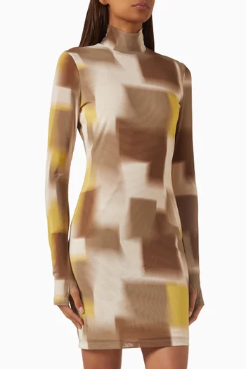 فستان قصير مزين بنقشة