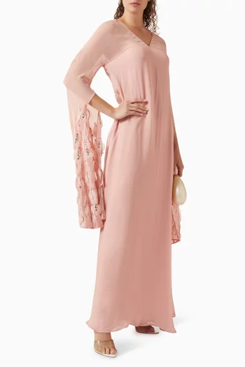 فستان بحواف مزينة بتطريزات وريش