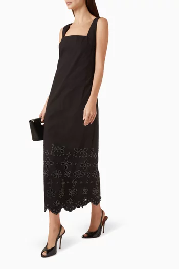 فستان بقصة ضيقة وتطريزات