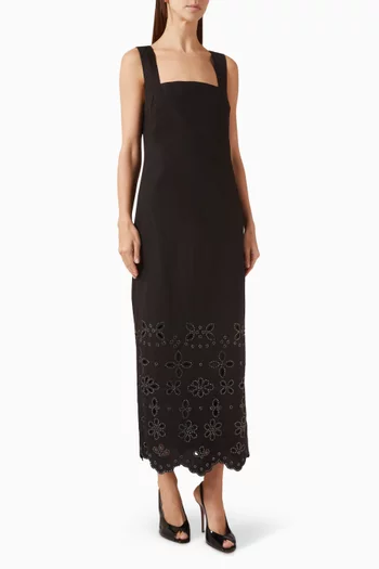 فستان بقصة ضيقة وتطريزات