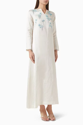 فستان طويل مزين بتطريزات