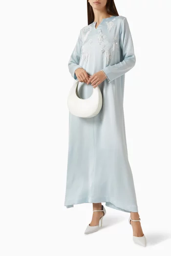 فستان طويل مزين بتطريزات