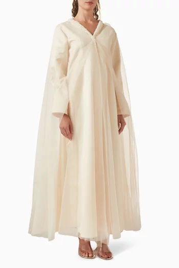 فستان بكاب وتطريزات باللؤلؤ