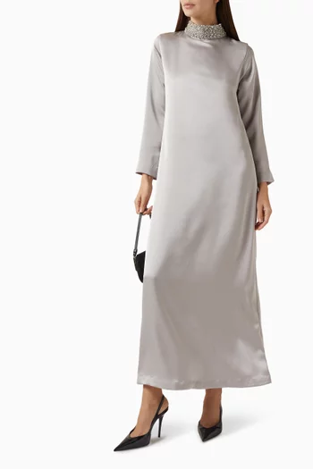 فستان طويل بياقة مطرزة بالكريستال ستان