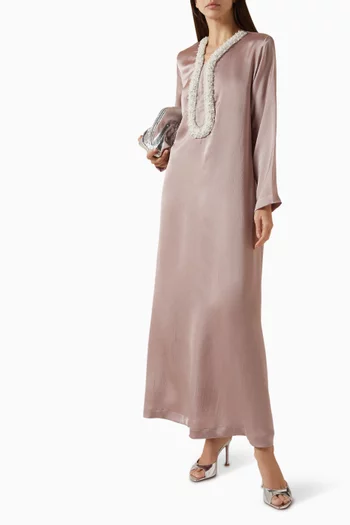 فستان طويل مزين بفتحة وتطريزات