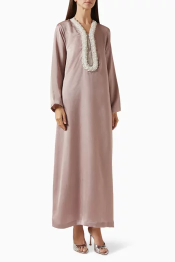 فستان طويل مزين بفتحة وتطريزات