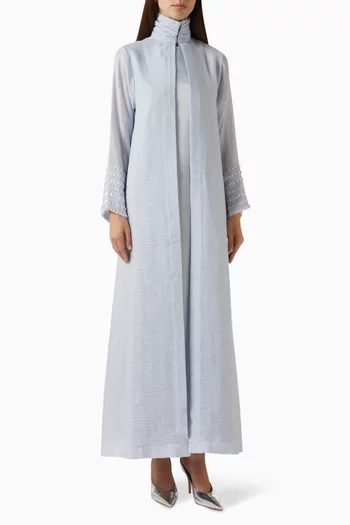 فستان طويل بياقة عالية وتطريزات