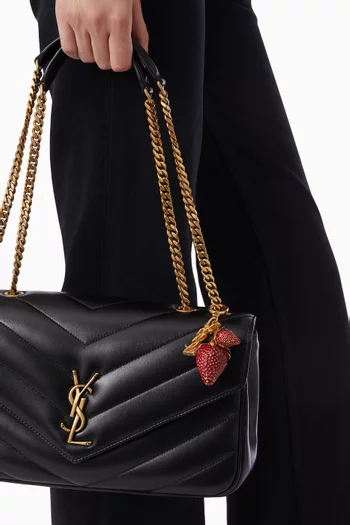 حلية حقيبة بتصميم فراولة وشعار كاسندر راتنج ومعدن