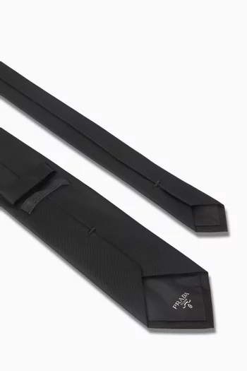 ربطة عنق بشعار الماركة نايلون غابردين معاد تدويره