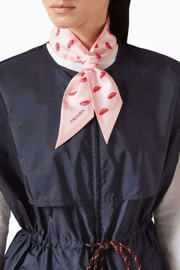 وشاح رفيع مزين بنقشة حرير تويل